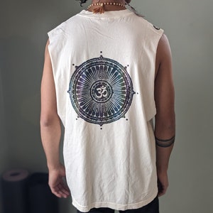 Reflektierendes mystisches Om-Cut-Off-Shirt | Holographisches Tank-Shirt | Männer Yoga-Shirt | Dieses elektrische Touch-Grafik-Shirt | Herren Festival Cut Off |