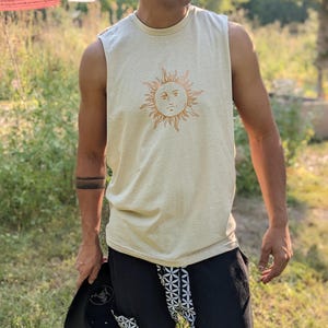Mystische Sonne abgeschnitten | Dieses elektrische Touch-Grafik-Shirt | Herren Rave Cut-Off|