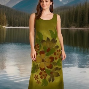 K&ouml;nnte beinhalten: Olivgr&uuml;nes &auml;rmelloses Maxikleid mit einem Blumenmuster in Braun- und Gelbt&ouml;nen. Das Kleid hat einen Rundhalsausschnitt und eine flie&szlig;ende Silhouette, geeignet f&uuml;r Freizeitkleidung. Das Kleid ist ca. 140 cm lang.