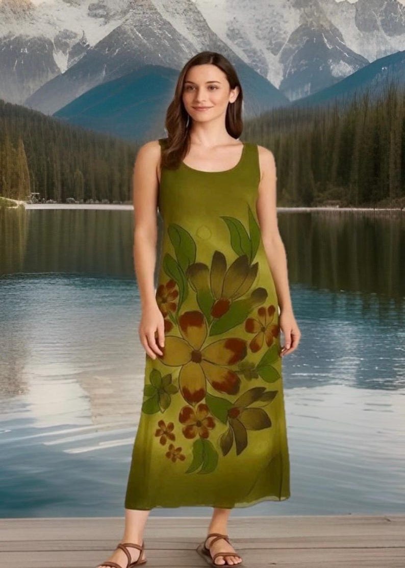 K&ouml;nnte beinhalten: Olivgr&uuml;nes &auml;rmelloses Maxikleid mit einem Blumenmuster in Braun- und Gelbt&ouml;nen. Das Kleid hat einen Rundhalsausschnitt und eine flie&szlig;ende Silhouette, geeignet f&uuml;r Freizeitkleidung. Das Kleid ist ca. 140 cm lang.