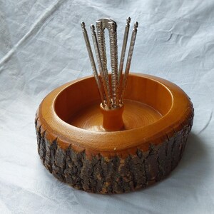 Vintage live rand houten notenschaal met notenkraker en plectrums rustiek eetdecor voor lodge cottage boomschors