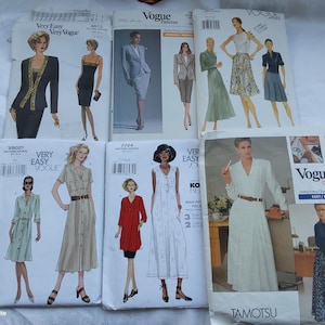 Peut inclure: Une collection de patrons de couture pour différents styles de vêtements, notamment des robes, des jupes et des hauts. Les patrons sont de Vogue et Very Easy Vogue, avec des titres comme "Career" et "Main Part Piece".