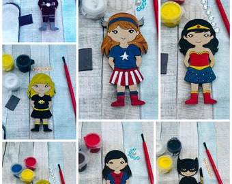 Kit di artigianato magnetico a forma di supereroe in sacchetto regalo di organza - Regalo per feste di supereroi - Set di colori - Bomboniera/riempitivi unici per sacchetti di festa - Idea per feste artigianali
