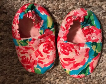 Baby shoes flower pattern size 0-6 months