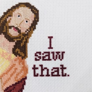 Puede incluir: Bordado de punto de cruz de Jesús mirando por encima del hombro con el texto "Lo vi."