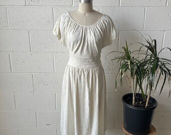 40s Vintage White Floral Eyelet Embroidered Nylon Smocked Scoop Neck Puffy Sleeved Fit & Flare Side Zip Midi Day Dress Sz M