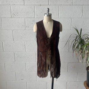 70-tals vintage chokladbrun mockaväst med fransar och knytband framtill, hippie boho, storlek S-M