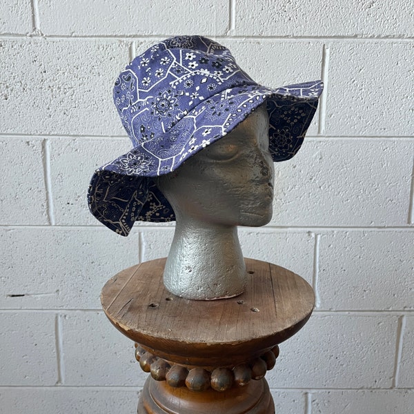 Cappello da pescatore in cotone con stampa bandana blu e bianca vintage anni '60