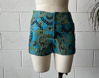 60-tals vintage hippieshorts med medelhög midja i grönt och damastmönster och blommigt siden, 63 cm i midjan