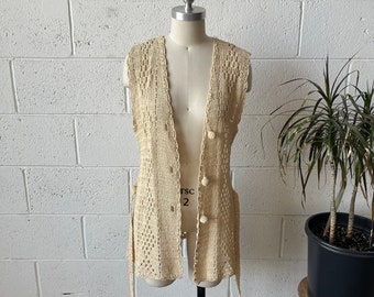 Vintage des années 70, crème au crochet, col en V, recouvert de boutons à bascule, ceinturé à nouer à la taille, gilet Sz S-M