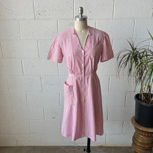 Puede incluir: Un juego de tres tazas de cerámica con un acabado mate moteado. Las tazas son de color crema, gris claro y gris oscuro. Cada taza tiene un diseño simple y minimalista y un asa redondeada.