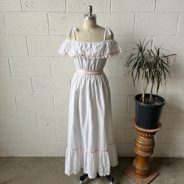 70s Vintage White Pink Eyelet Cotton Ribbon Trimmed Ruffled Tie Waist Off The Shoulder Prairie Maxi Dress Sz XS