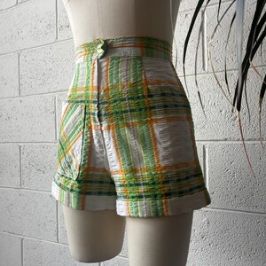 70-tals THERMO JAC Högmidjade Gröngula Vita Rutiga Seersucker Bomullsshorts Med Manschetter, Påsydda Fickor, 63 cm Midja bild 2