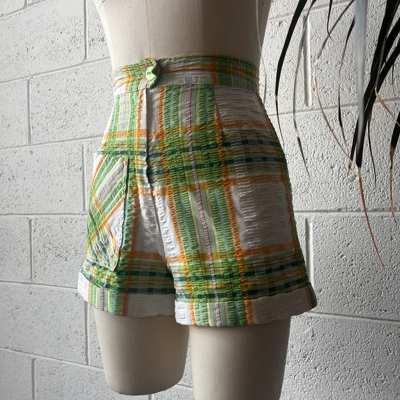 70-tals THERMO JAC Högmidjade Gröngula Vita Rutiga Seersucker Bomullsshorts Med Manschetter, Påsydda Fickor, 63 cm Midja bild 2