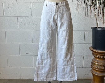 Pantalones vaqueros acampanados de algodón blanco de tiro medio estilo años 70 de la marca BRITANIA, con estampado de cuadros y cintura de 76 cm (30").