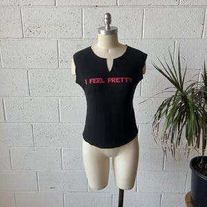 Maglietta corta con scollo a V e maniche corte, modello "I Feel Pretty" in stile vintage anni '20, taglie M-L.