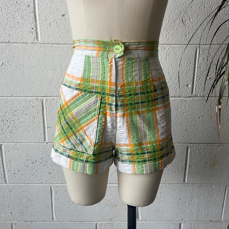 70-tals THERMO JAC Högmidjade Gröngula Vita Rutiga Seersucker Bomullsshorts Med Manschetter, Påsydda Fickor, 63 cm Midja bild 1