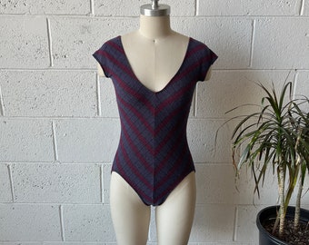 70er Jahre Vintage Schwarz Rosa Lila Chevron Gestreifter Baumwoll-Body mit V-Ausschnitt und Flügelärmeln Gr. S