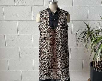 Camisón micro mini de corte A con cuello mandarín y estampado de leopardo de VANITY FAIR de los años 60.