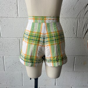 70-tals THERMO JAC Högmidjade Gröngula Vita Rutiga Seersucker Bomullsshorts Med Manschetter, Påsydda Fickor, 63 cm Midja bild 3