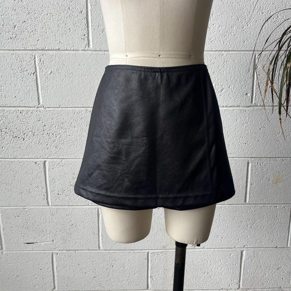 Saia-calça curta curta cintura alta com efeito molhado e corte A