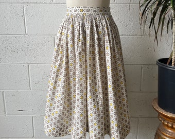 50s Vintage High Waisted White Yellow Turtle Novelty Patterned Cotton Side Zip Fit & Flare Midi Skirt 24” Waist