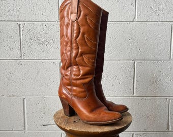 Kowbojskie buty w stylu vintage z lat 70. w kolorze karmelowo-brązowym z kwiatowym przeszyciem i wysokim obcasem, rozmiar 8