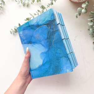 Bibbia con linguette NIV Journaling - copertina artigianale in acquerello con linguette fatte a mano installate