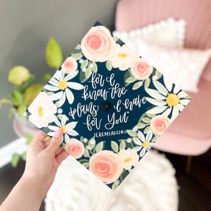 Customizable Floral Grad Cap decoration self-adhesive daisies and rose florals