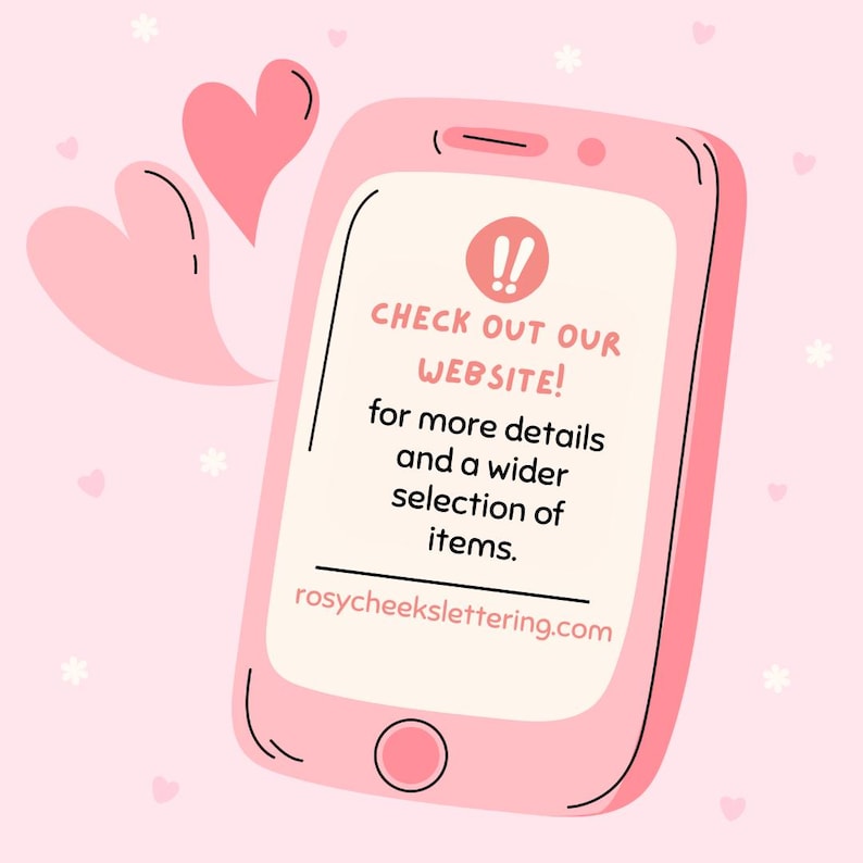 Puede incluir: Gr&aacute;fico de smartphone rosa con el texto "&iexcl;CONSULTA NUESTRO SITIO WEB!" y "rosycheekslettering.com". Dos corazones rosas flotan sobre el tel&eacute;fono. El fondo es rosa claro con peque&ntilde;as formas de estrellas y corazones blancos.