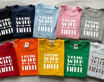 Camiseta de tercer cumpleaños, Camiseta "Joven, salvaje y de tres años", Conjunto unisex