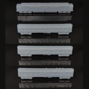 Può includere: Un set di tre tazze in ceramica con finitura opaca e macchiettata. Le tazze sono nei toni crema, grigio chiaro e grigio scuro. Ogni tazza ha un design semplice e minimalista, perfetto per caffè o tè.