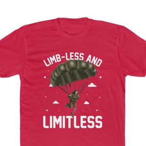 Puede incluir: Camiseta roja con un gráfico blanco de una persona haciendo paracaidismo con un paracaídas. El texto "LIMB-LESS AND LIMITLESS" está impreso en la camiseta.