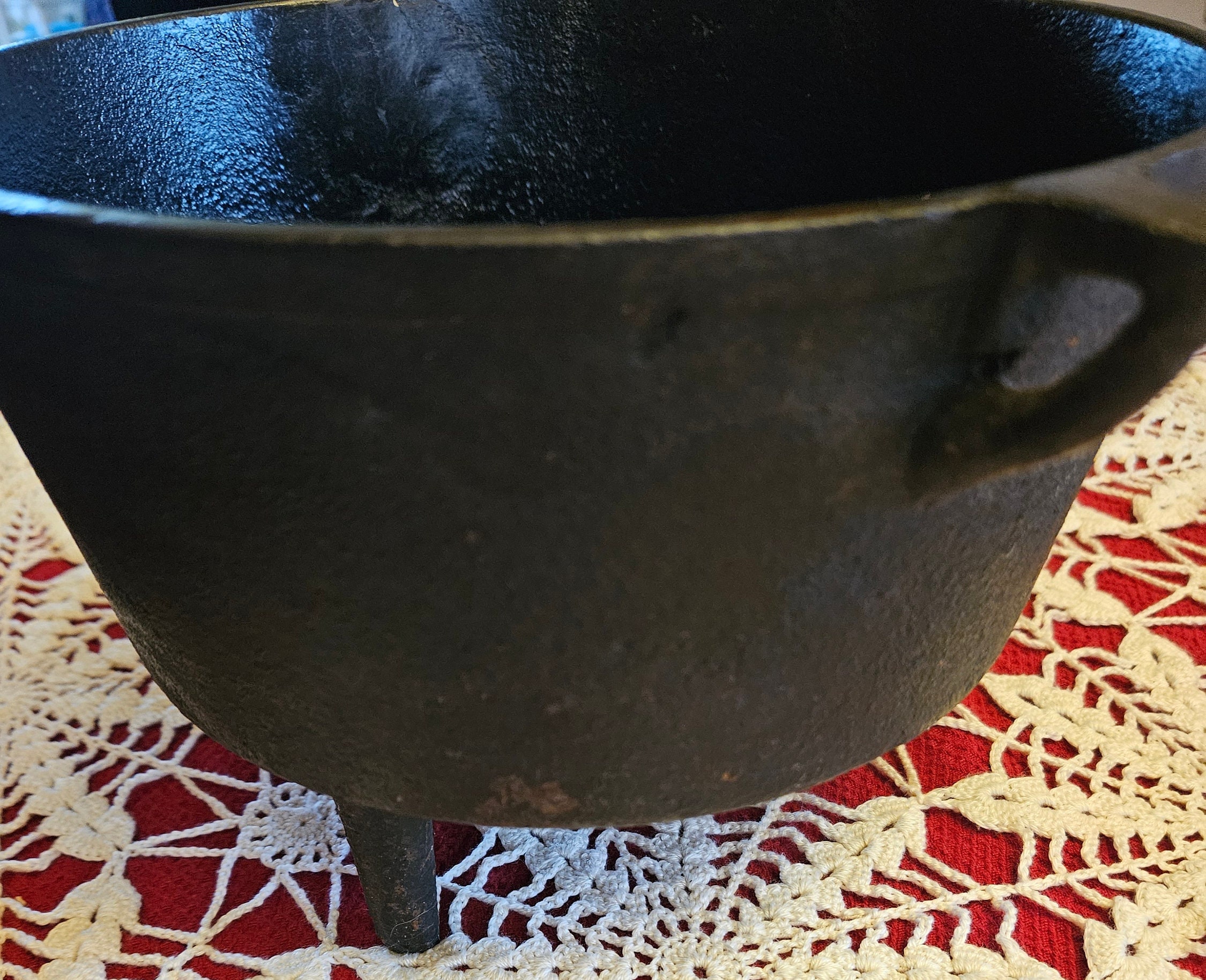 Vintage 3 footed Cast Iron Pot/ Kettle 9 in. Very nice!