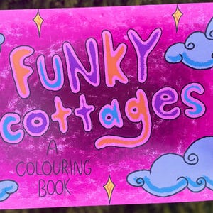 Pode incluir: Um livro para colorir rosa intitulado "FUNKY COTTAGES" com texto e ilustra&ccedil;&otilde;es coloridas de nuvens e estrelas. A capa apresenta um fundo texturizado e as palavras "A COLOURING BOOK" na parte inferior.