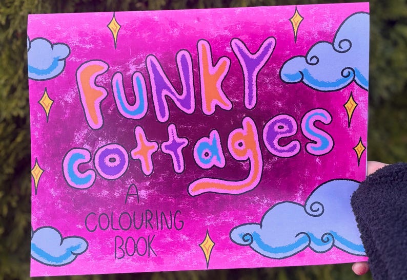 Pode incluir: Um livro para colorir rosa intitulado "FUNKY COTTAGES" com texto e ilustra&ccedil;&otilde;es coloridas de nuvens e estrelas. A capa apresenta um fundo texturizado e as palavras "A COLOURING BOOK" na parte inferior.