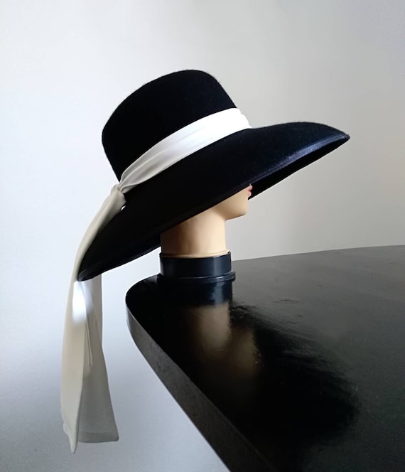 A Breakfast at Tiffany display picture 1