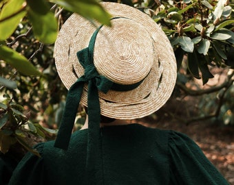 Um lindo chapéu de palha feito à mão no estilo cottagecore
