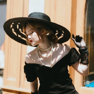 Cappello di paglia nero intrecciato a mano