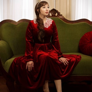 A perfect cottagecore Belle Epoque style velvet dress with lace collar image 1