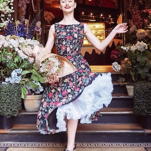 En vacker 60-talsinspirerad spetsklänning med båtringning och blommig Audrey Hepburn-motiv bild 1