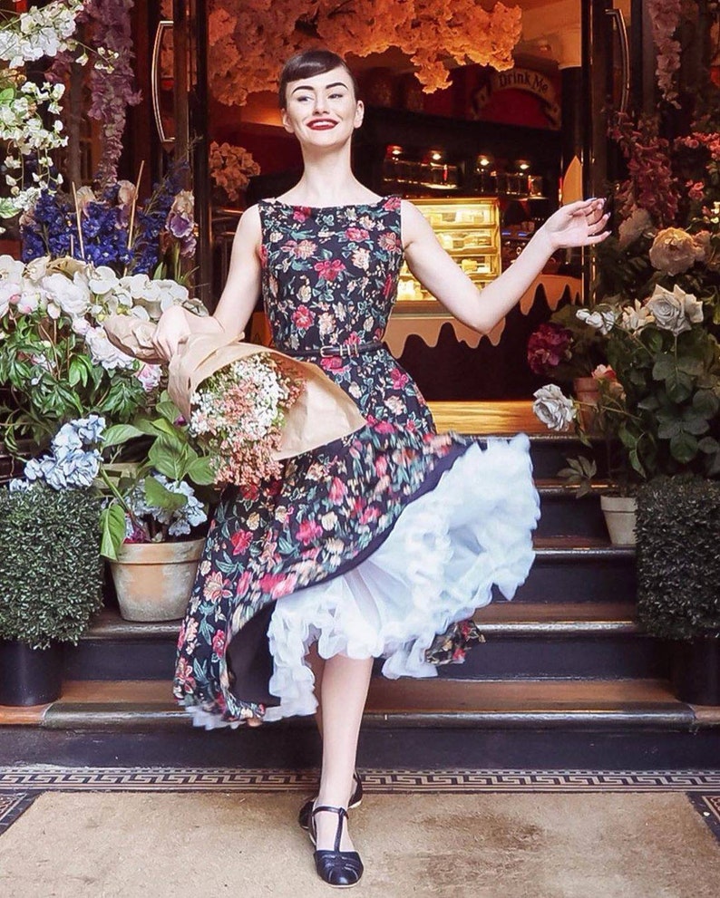 En vacker 60-talsinspirerad spetsklänning med båtringning och blommig Audrey Hepburn-motiv bild 1