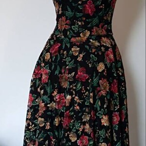 En vacker 60-talsinspirerad spetsklänning med båtringning och blommig Audrey Hepburn-motiv bild 3