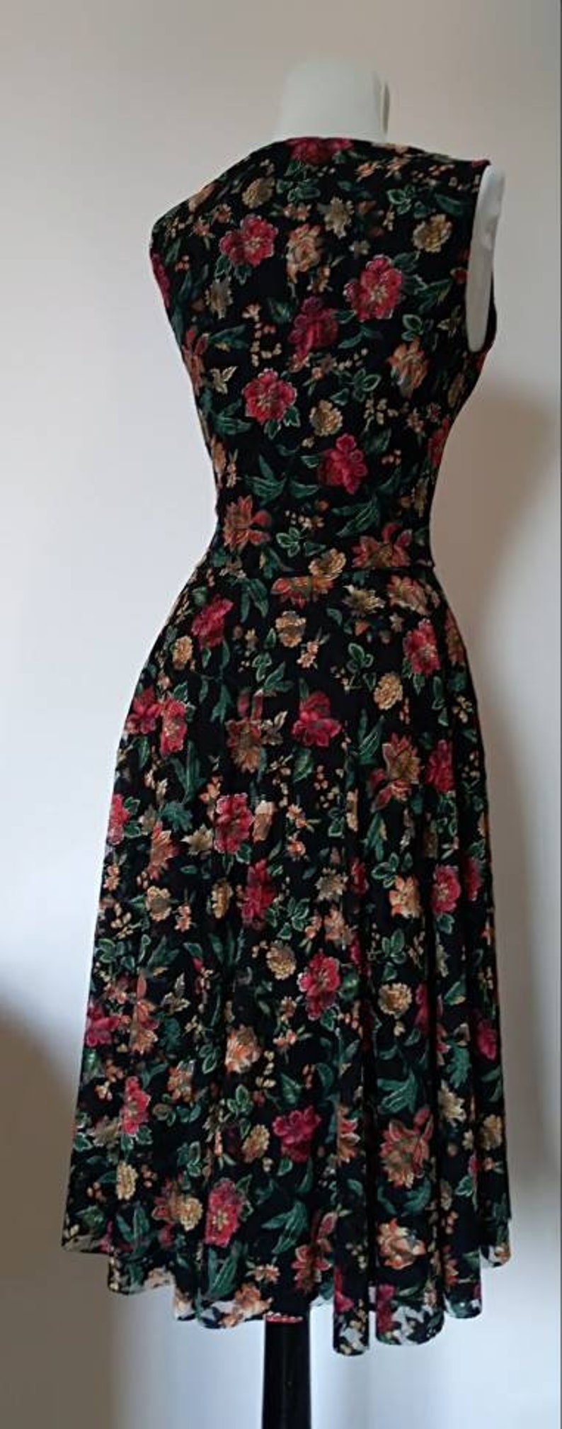 En vacker 60-talsinspirerad spetsklänning med båtringning och blommig Audrey Hepburn-motiv bild 3