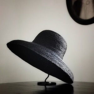 Sombrero New Look de Desayuno con diamantes, versión de paja negra. Hecho a mano a medida.