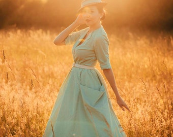 Ein mühelos schickes gestreiftes Baumwollkleid im Cottagecore-Stil