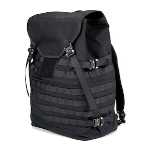 Könnte beinhalten: Ein schwarzer Rucksack mit mehreren Riemen und Schnallen. Der Rucksack hat ein großes Hauptfach und eine kleinere Fronttasche.