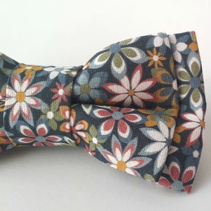 Blue Floral Bow Tie / Flower Bow Tie / Men&#39;s Bow Tie Pre-tied Bow Tie For Men / Pocket Square / Boys Bow Tie / Self Tie Bow Tie / Skinny Tie