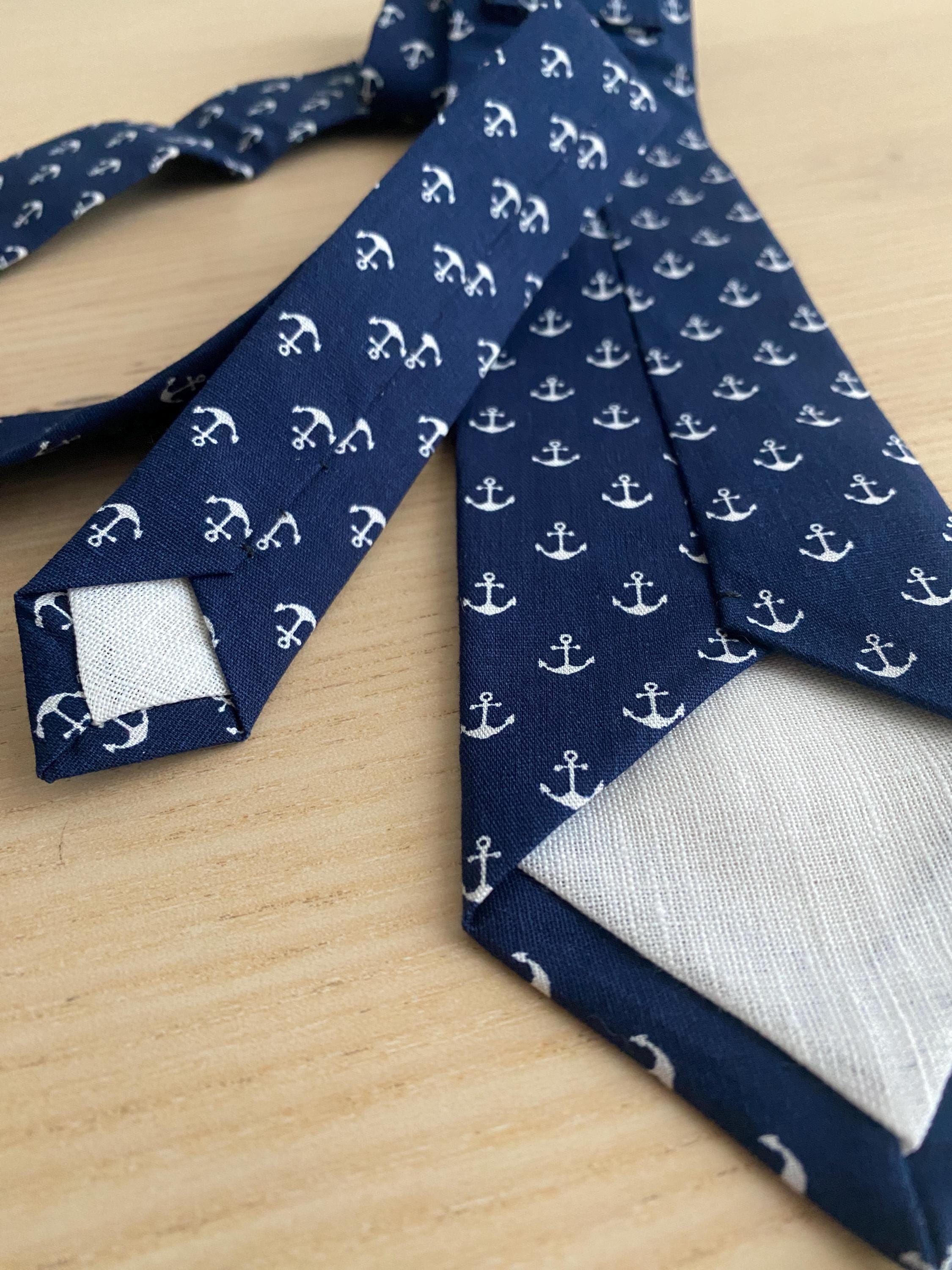 Cravate Pour Homme Frederick Thomas - Bleu Marine Foncé Avec Broderie D'un Cygne Blanc, Neuve Avec étiquette