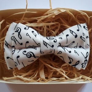 White Music Bow Tie / Novelty bow tie / Mens Bow Tie Pre-tied Bow Tie For Men / Teacher bow tie / Boys Bow / Self Tie Bow Tie / Skinny Tie